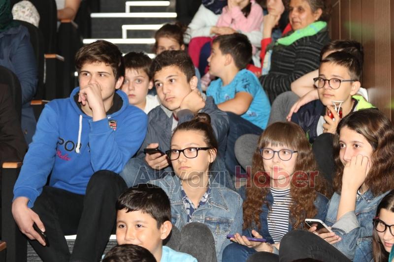 AKYAZI BELEDİYESİ TİYATRO TOPLULUĞU KOMEDİ OYUNU YOĞUN İLGİ GÖRDÜ