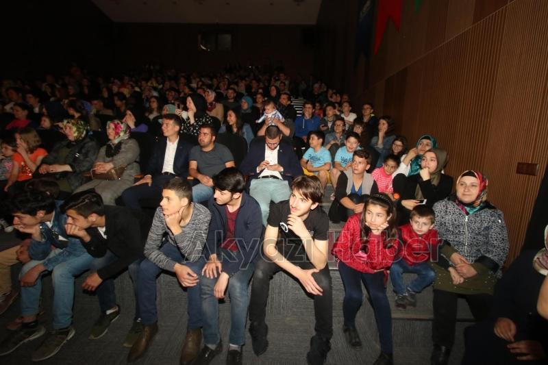 AKYAZI BELEDİYESİ TİYATRO TOPLULUĞU KOMEDİ OYUNU YOĞUN İLGİ GÖRDÜ