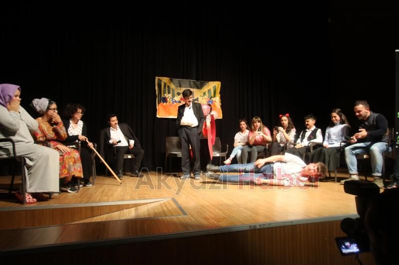 AKYAZI BELEDİYESİ TİYATRO TOPLULUĞU KOMEDİ OYUNU YOĞUN İLGİ GÖRDÜ