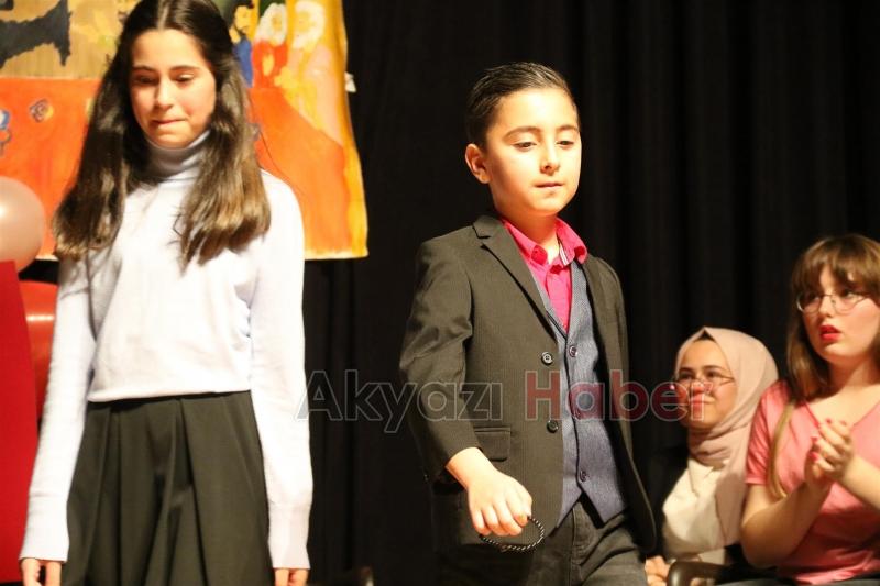 AKYAZI BELEDİYESİ TİYATRO TOPLULUĞU KOMEDİ OYUNU YOĞUN İLGİ GÖRDÜ