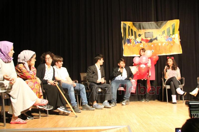 AKYAZI BELEDİYESİ TİYATRO TOPLULUĞU KOMEDİ OYUNU YOĞUN İLGİ GÖRDÜ