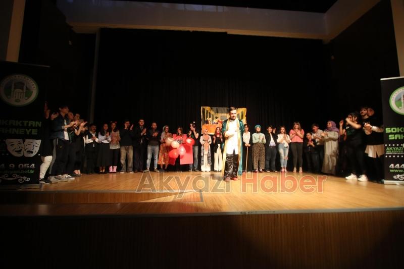 AKYAZI BELEDİYESİ TİYATRO TOPLULUĞU KOMEDİ OYUNU YOĞUN İLGİ GÖRDÜ