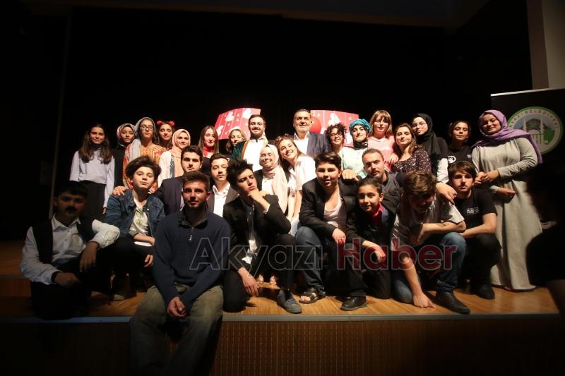 AKYAZI BELEDİYESİ TİYATRO TOPLULUĞU KOMEDİ OYUNU YOĞUN İLGİ GÖRDÜ