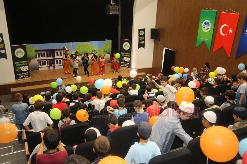 Akyazı Belediyesi Tiyatro Topluluğu Yaz kuran kursu öğrencilerini doyasıya eğlendirdi 