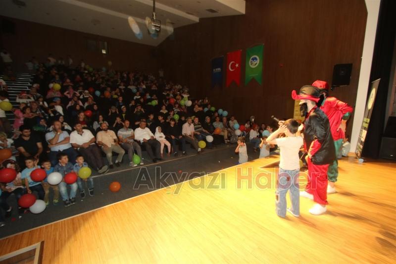 Akyazı Belediyesi Tiyatro Topluluğu Yaz kuran kursu öğrencilerini doyasıya eğlendirdi 