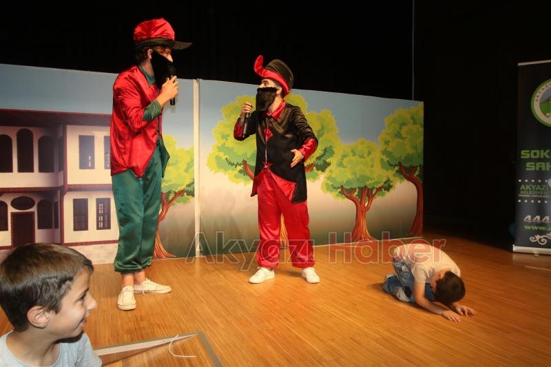 Akyazı Belediyesi Tiyatro Topluluğu Yaz kuran kursu öğrencilerini doyasıya eğlendirdi 