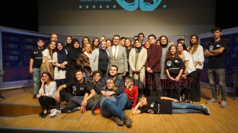 Akyazı Belediyesi Tiyatro Topluluğundan  En anlamlı gösteri