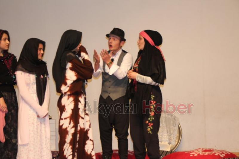 AKYAZI  BELEDiYESi  TiYATRO  TOPLULUĞUNDAN  MUHTEŞEM GECE