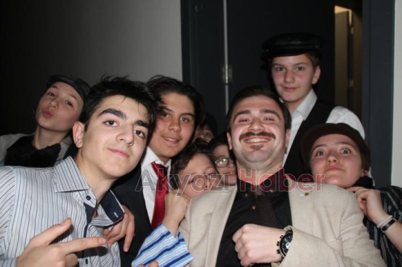 AKYAZI  BELEDiYESi  TiYATRO  TOPLULUĞUNDAN  MUHTEŞEM GECE