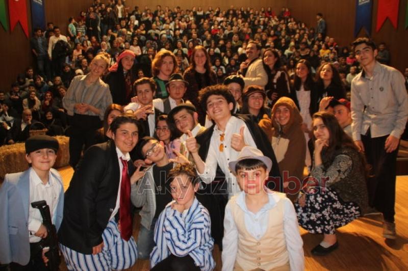 AKYAZI  BELEDiYESi  TiYATRO  TOPLULUĞUNDAN  MUHTEŞEM GECE