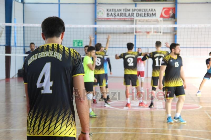 AKYAZI BELEDİYESİ VOLEYBOL TAKIMINDAN MÜKEMMEL BAŞLANGIÇ