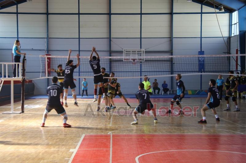 AKYAZI BELEDİYESİ VOLEYBOL TAKIMINDAN MÜKEMMEL BAŞLANGIÇ