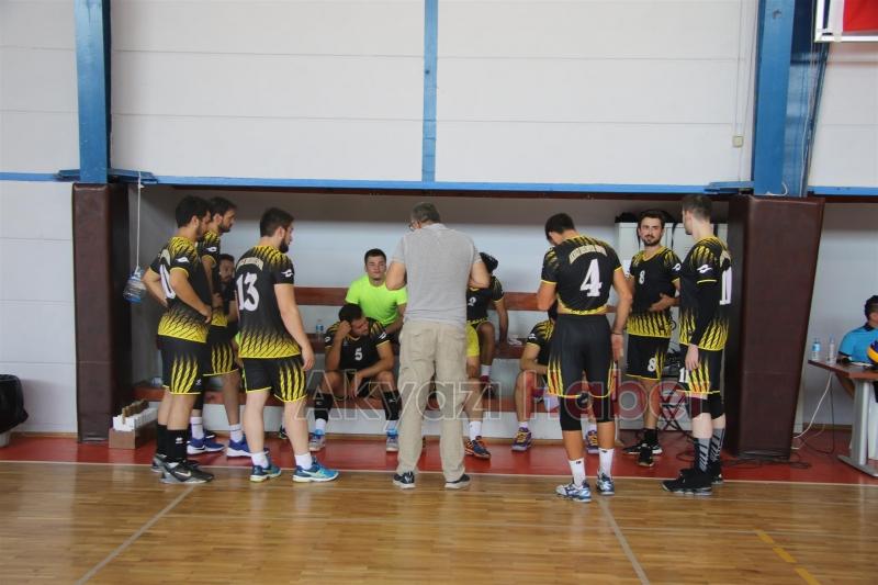 AKYAZI BELEDİYESİ VOLEYBOL TAKIMINDAN MÜKEMMEL BAŞLANGIÇ