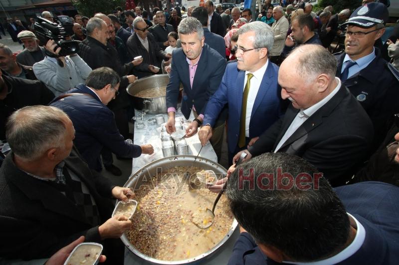 AKYAZI BELEDİYESİNDEN AŞURE DAĞITIMI ETKİNLİKLERİNE YOĞUN KATILIM