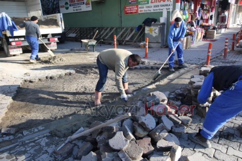 AKYAZI BELEDİYESİNDEN CADDE SOKAK ve YOLLARDA YOĞUN ÇALIŞMA