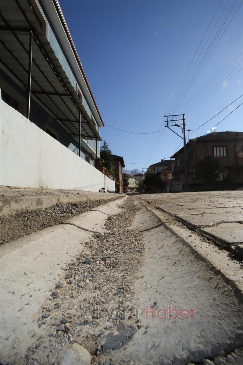 AKYAZI BELEDİYESİNDEN CADDE SOKAK ve YOLLARDA YOĞUN ÇALIŞMA