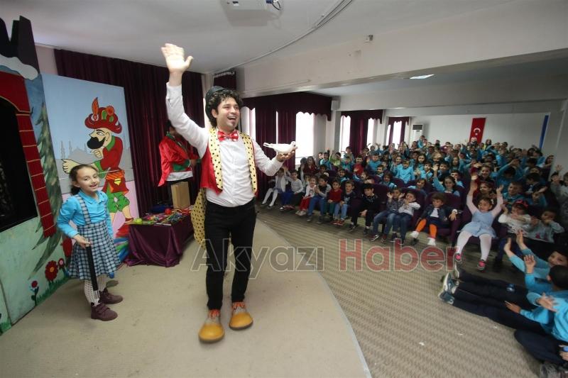 AKYAZI BELEDİYESİNDEN DÜNYA TİYATROLAR GÜNÜNDE ÇOCUKLARA MUHTEŞEM ETKİNLİK