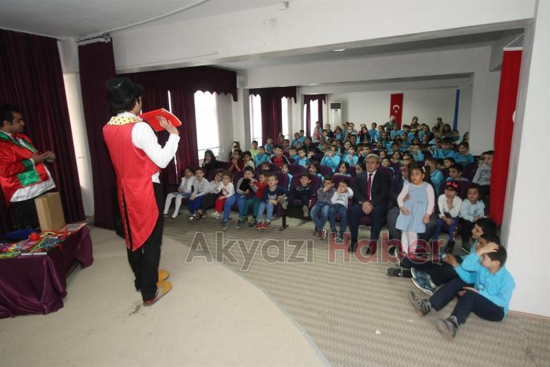 AKYAZI BELEDİYESİNDEN DÜNYA TİYATROLAR GÜNÜNDE ÇOCUKLARA MUHTEŞEM ETKİNLİK
