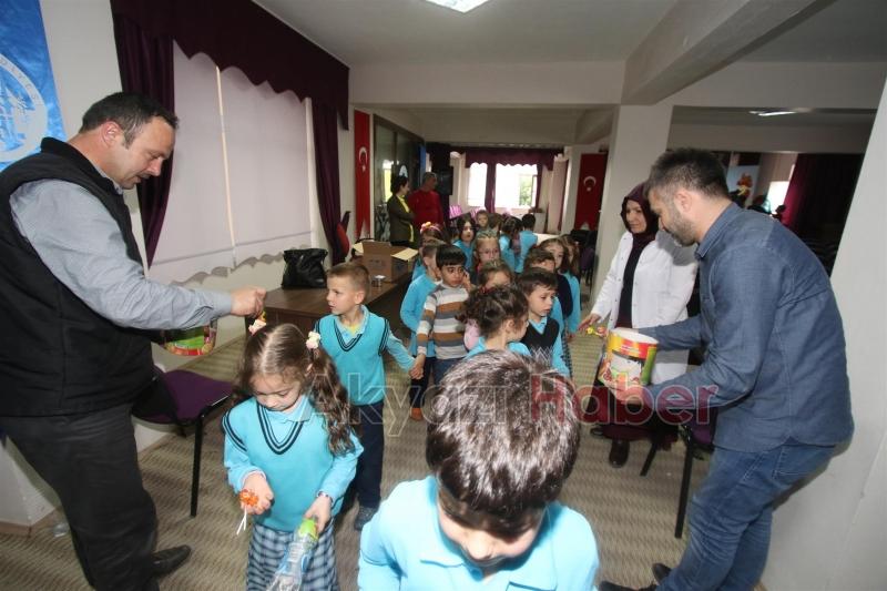 AKYAZI BELEDİYESİNDEN DÜNYA TİYATROLAR GÜNÜNDE ÇOCUKLARA MUHTEŞEM ETKİNLİK