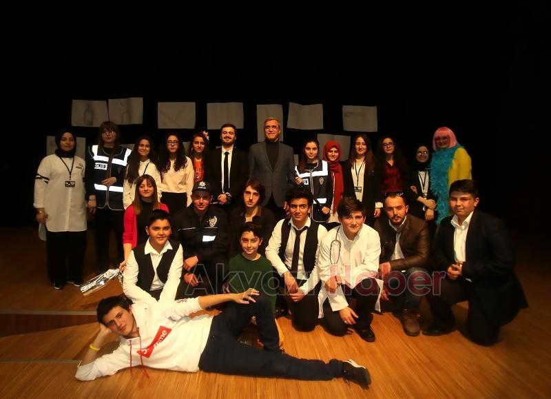 AKYAZI BELEDİYESİNDEN ÖDÜLLÜ LİSELER ARASI TİYATRO YARIŞMASI