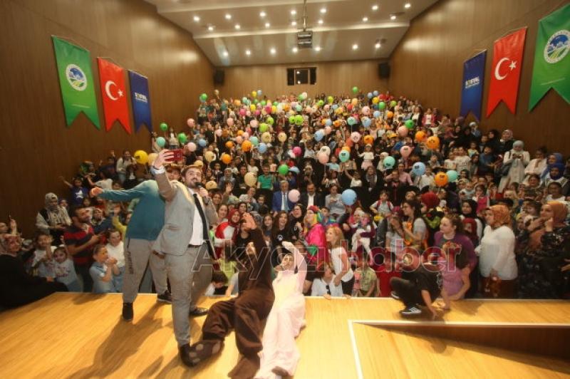 AKYAZI BELEDİYESİNDEN ÖĞRENCİLERE TİYATRO EĞİTİM DERSLERİ