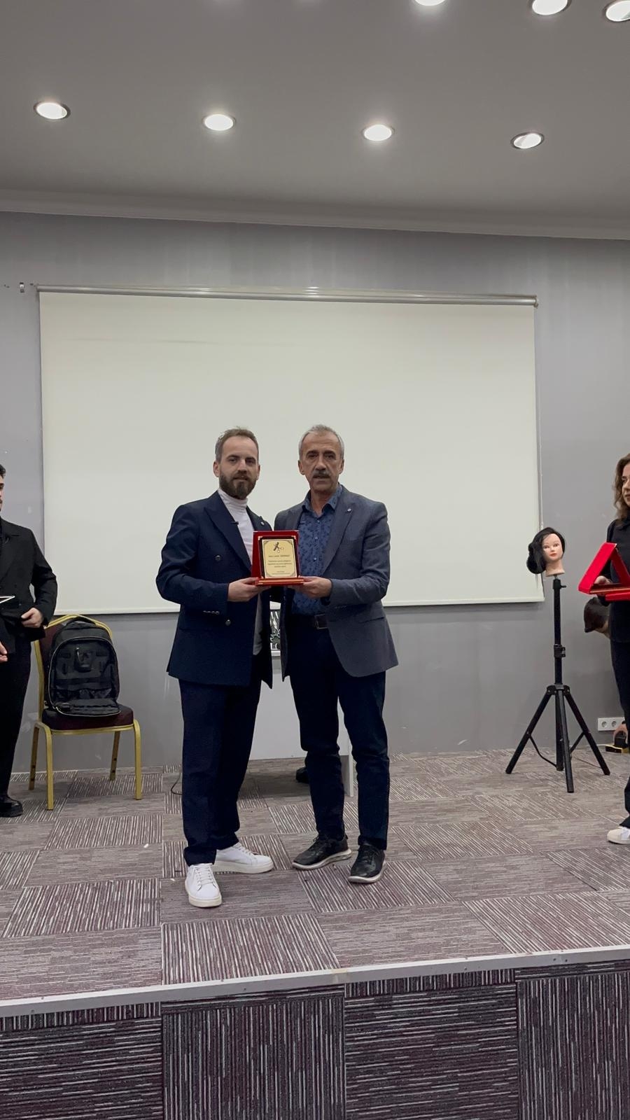 Akyazı Berberler Odası'ndan saç kesim teknikleri eğitimi