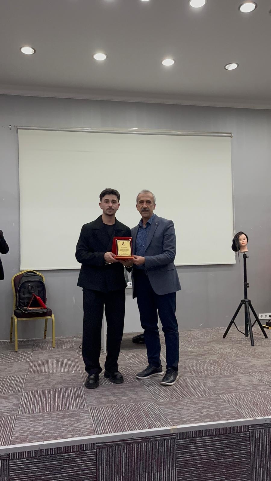 Akyazı Berberler Odası'ndan saç kesim teknikleri eğitimi