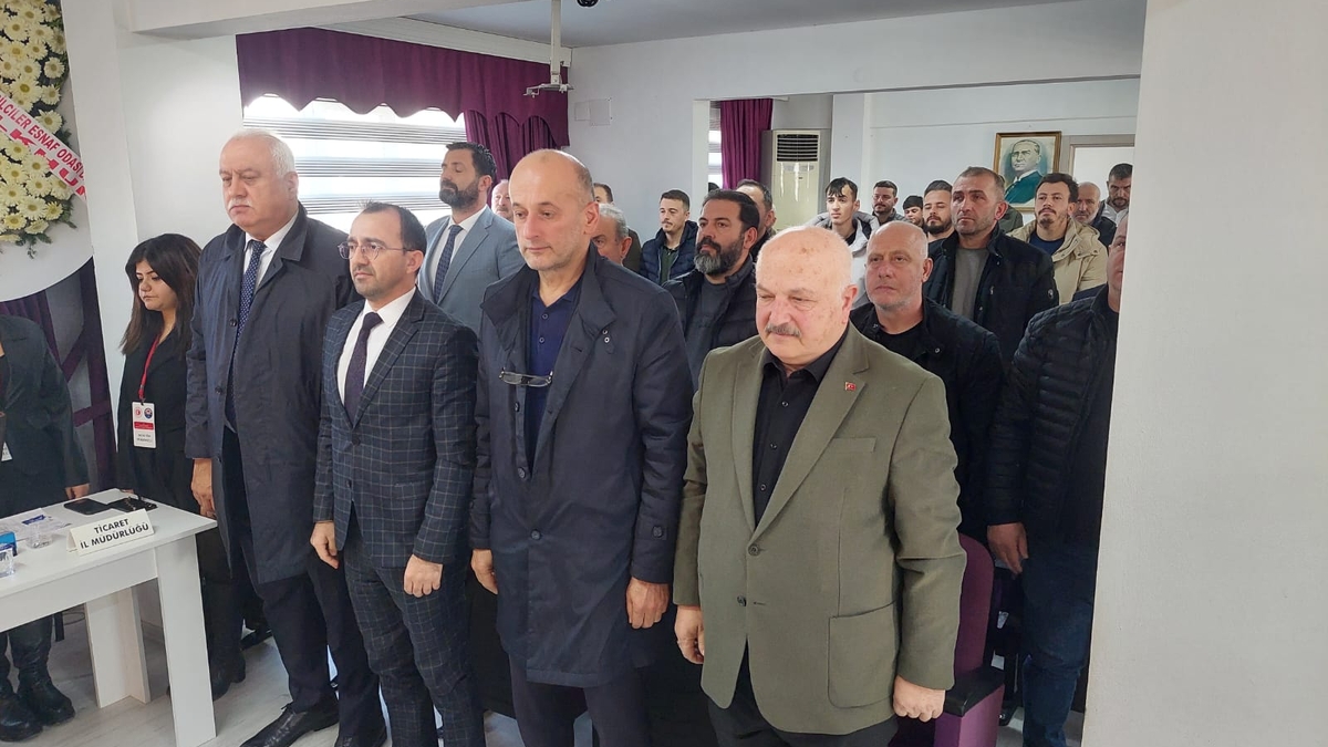 Akyazı Berberler Odası'nda Hasan Cengiz yeniden başkan