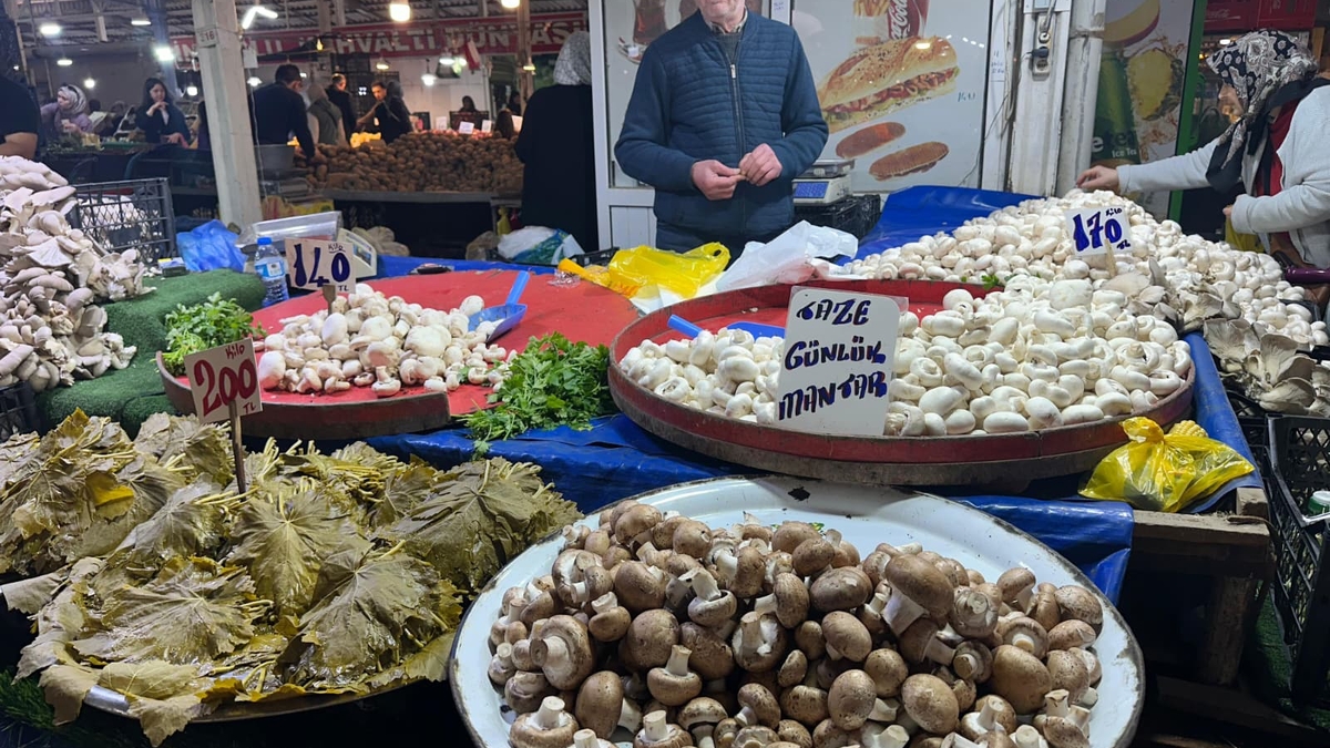 Akyazı Çarşamba Pazarı’nda domates zirvede