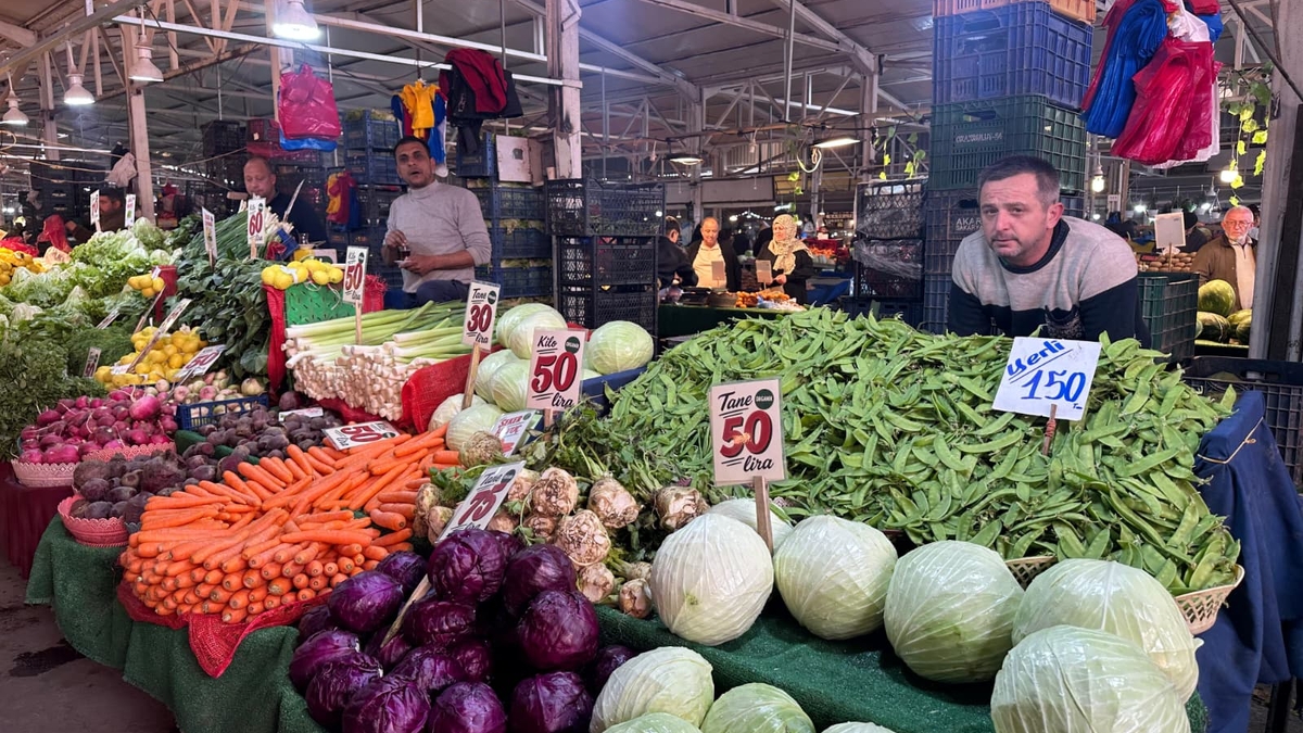 Akyazı Çarşamba Pazarı’nda domates zirvede
