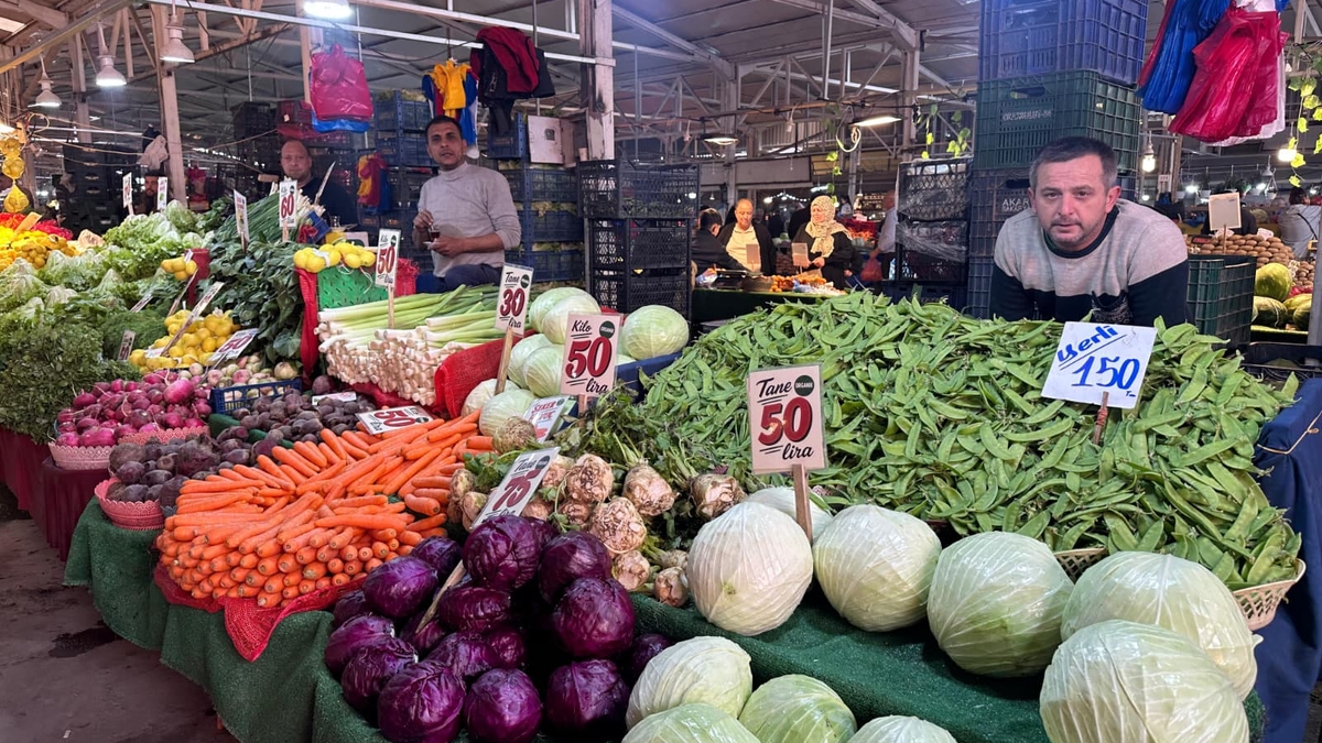 Akyazı Çarşamba Pazarı’nda domates zirvede