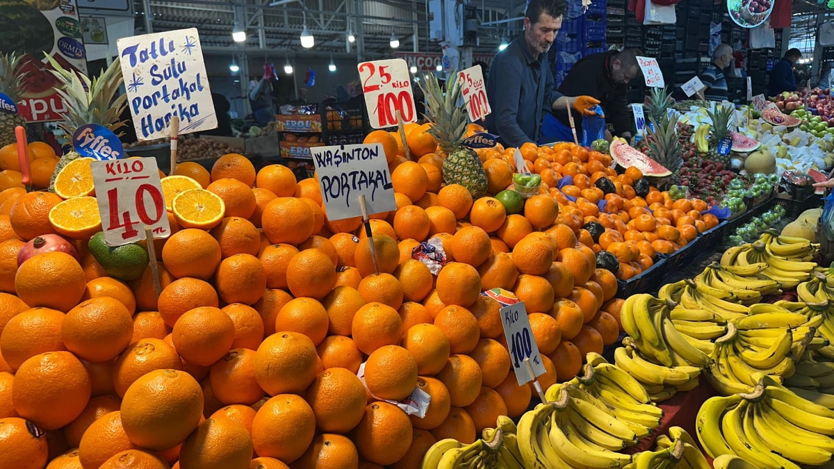 Akyazı Çarşamba Pazarı’nda domates zirvede