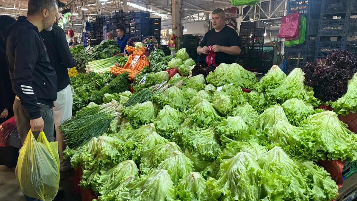 Akyazı Çarşamba Pazarı’nda domates zirvede