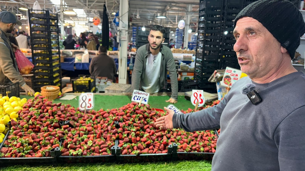 Akyazı Çarşamba Pazarı’nda domates zirvede