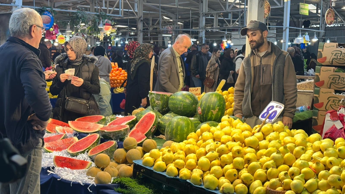 Akyazı Çarşamba Pazarı’nda domates zirvede