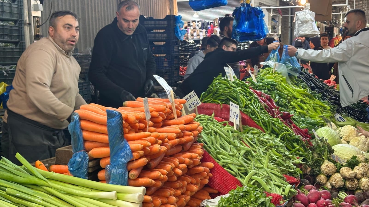 Akyazı Çarşamba Pazarı’nda domates zirvede