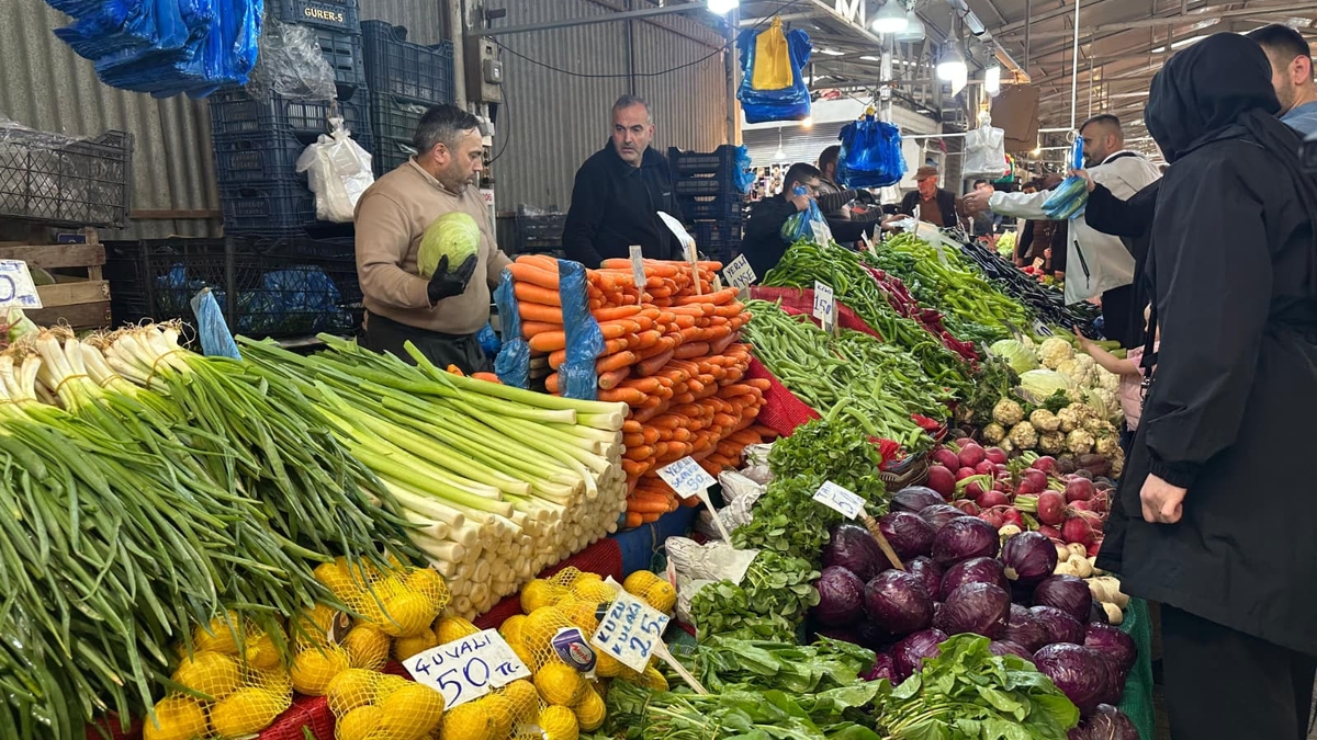 Akyazı Çarşamba Pazarı’nda domates zirvede