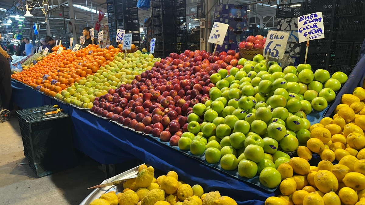 Akyazı Çarşamba Pazarı’nda domates zirvede