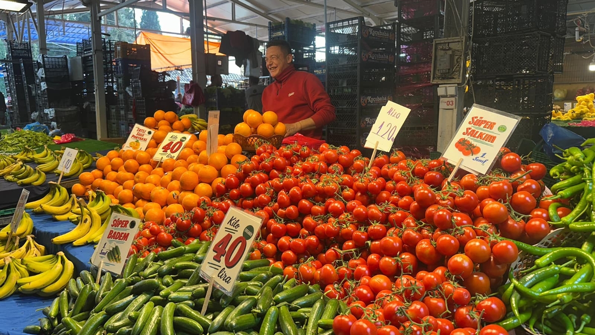 Akyazı Çarşamba Pazarı’nda domates zirvede