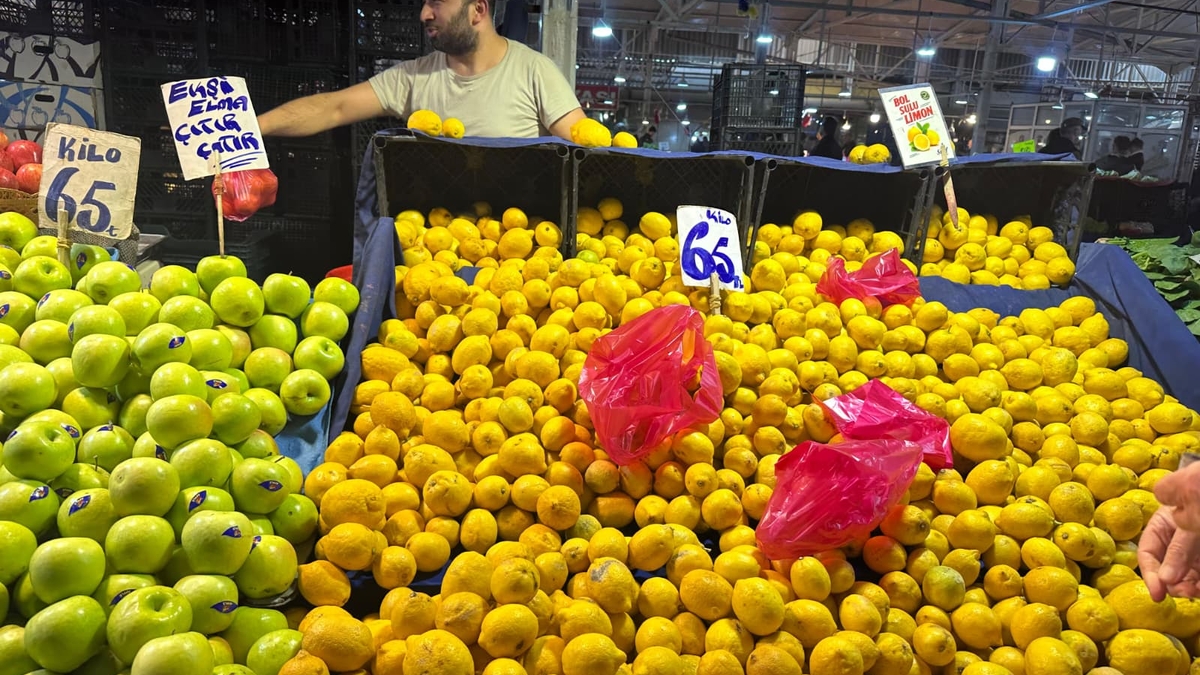 Akyazı Çarşamba Pazarı’nda domates zirvede