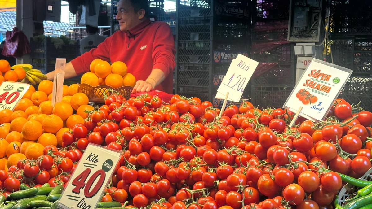 Akyazı Çarşamba Pazarı’nda domates zirvede