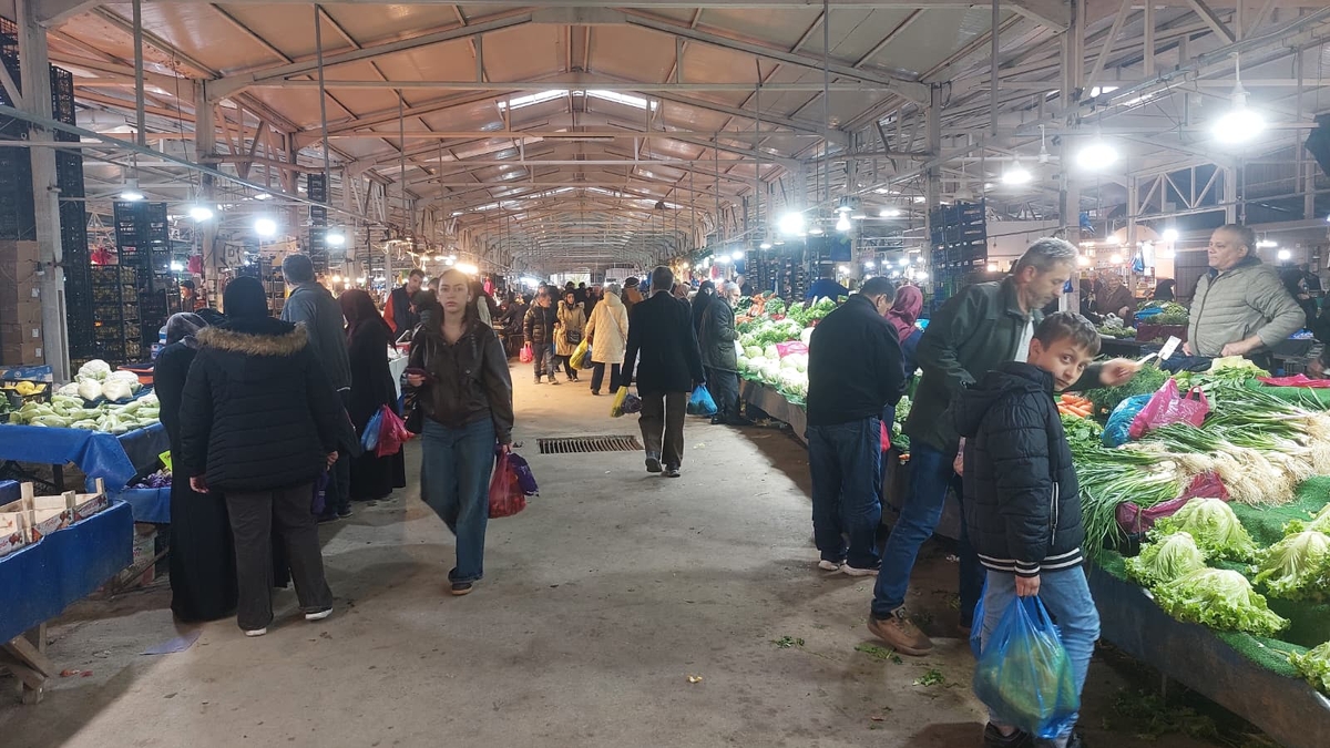 Akyazı Çarşamba Pazarı’nda Fiyatlar Dengede: Yaz Meyveleri Ucuzluyor, Sebzede Kısmi Düşüş