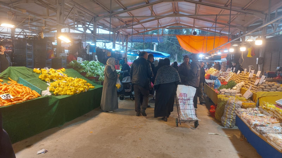 Akyazı Çarşamba Pazarı’nda Fiyatlar Dengede: Yaz Meyveleri Ucuzluyor, Sebzede Kısmi Düşüş