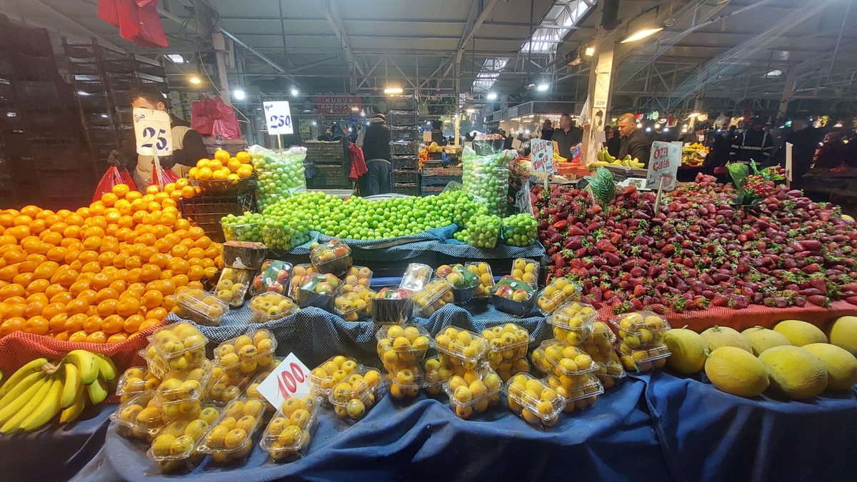 Akyazı Çarşamba Pazarı’nda Fiyatlar Dengede: Yaz Meyveleri Ucuzluyor, Sebzede Kısmi Düşüş