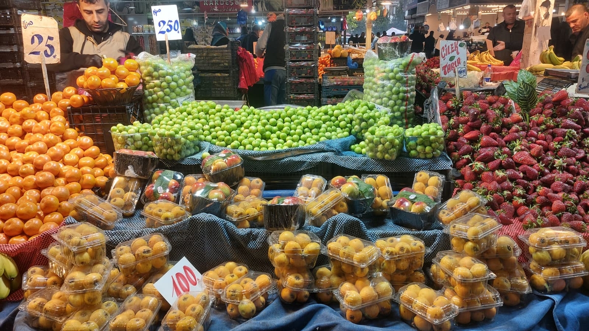 Akyazı Çarşamba Pazarı’nda Fiyatlar Dengede: Yaz Meyveleri Ucuzluyor, Sebzede Kısmi Düşüş