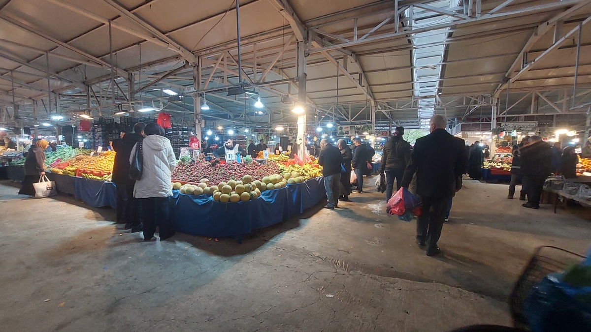 Akyazı Çarşamba Pazarı’nda Fiyatlar Dengede: Yaz Meyveleri Ucuzluyor, Sebzede Kısmi Düşüş