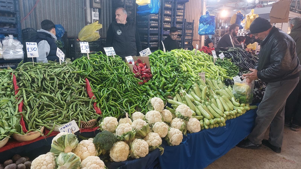 Akyazı Çarşamba Pazarı’nda Fiyatlar Dengede: Yaz Meyveleri Ucuzluyor, Sebzede Kısmi Düşüş