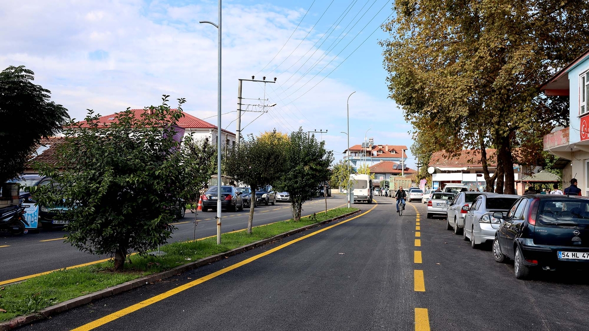 Akyazı'da 3 mahallenin yolu yepyeni bir yüze kavuştu