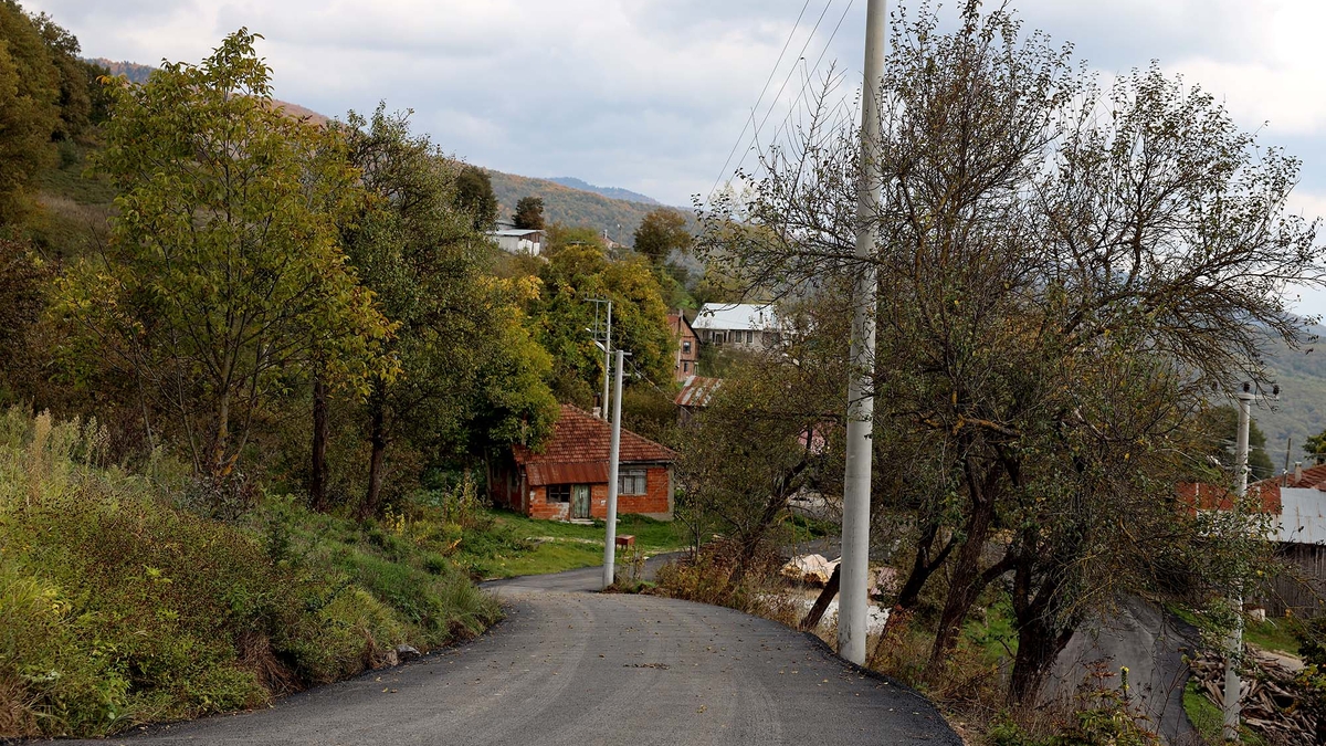 Akyazı'da 3 mahallenin yolu yepyeni bir yüze kavuştu