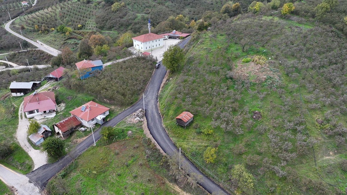 Akyazı'da 3 mahallenin yolu yepyeni bir yüze kavuştu